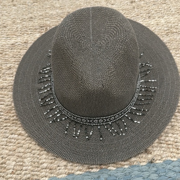 Women’s grey hat with beads - Picture 2 of 3